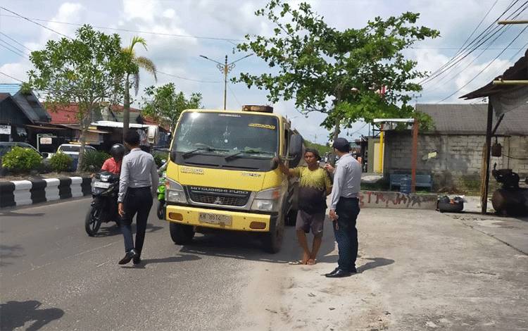 Dinas Perhubungan Kotawaringin Timur melakukan penertiban truk tangki CPO di Jalan Tjilik Riwut, Kamis, 12 Januari 2023 (FOTO: DEWIP)