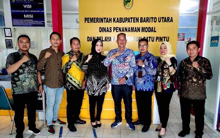 Kepala Dinas PMPTSP Barito Utara, Edi Kesumajaya foto bersama Ketua dan anggota Komisi III DPRD HSS usai melakukan kunjungan kerja. (FOTO: DHANI)