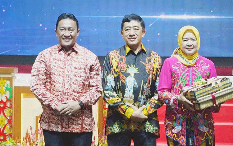 Wakil Gubernur Kalimantan Tengah (Kalteng), Edy Pratowo (kiri) saat foto bersama di Aula Jayang Tingang, Kamis, 12 Januari 2023. (FOTO: IST)