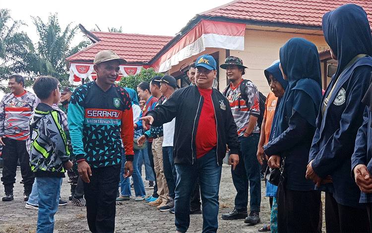 Bupati Kotawaringin Timur Halikinnor dan Camat Seranau Dedy Purwanto bersiap panen jagung di halaman Kantor Kecamatan Seranau, Jumat, 13 Januari 2023 (FOTO: DEWIP)