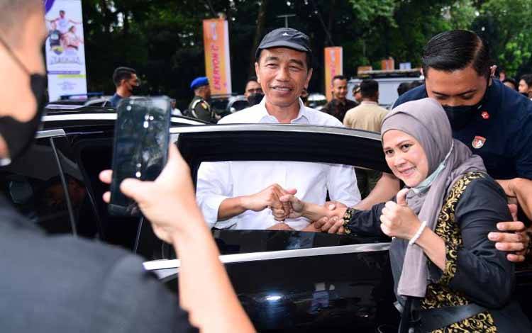 Presiden Joko Widodo bersama pelaku UMKM bernama Vivi di Jakarta, Jumat (13/1/2023). ANTARA/HO-Biro Pers Sekretariat Presiden