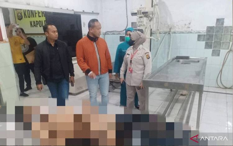 Kapolrestabes Palembang Kombes Pol Mohkamad Ngajib menjenguk jasad remaja pria korban pembacokan dalam aksi tawuran di Jalan Demang Lebar Daun, Palembang, Sumatera Selatan, Minggu (15/1/2022) (ANTARA/HO)