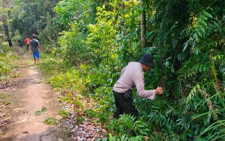 Personel Polsek Kapuas Barat saat ikuti kerja bakti bersama masyarakat di Desa Saka Mangkahai, Minggu, 15 Januari 2023. (FOTO: IST)