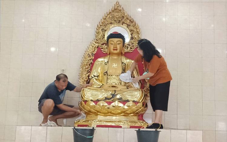 Prosesi bersih rumpang di Vihara Avalo Kitesvara, kemaren.?(FOTO: DEWIP)