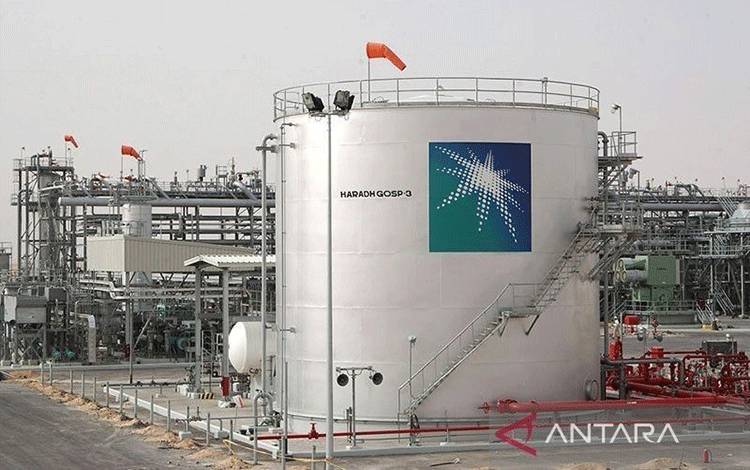 Ilustrasi - Kilang minyak Aramco di dekat Khurais, Riyadh, Arab Saudi. (ANTARA/REUTERS/Ali Jarekji/aa)