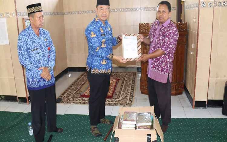 Bupati Seruyan, Yulhaidir menyerahkan bantuan Alquran dan buku buku penunjang kepada pengelola?(Mts) Darul Mukmin Kuala Pembuang, Selasa, 17 Januari 2023 (Foto : PROKOM SERUYAN)