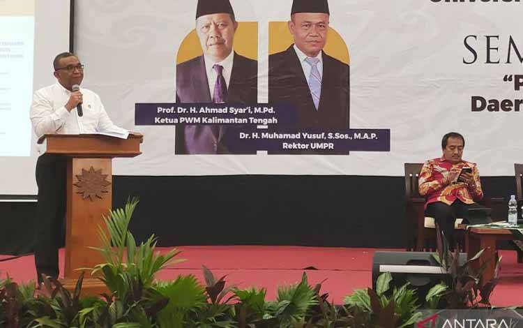 Wakil Menteri Ketenagakerjaan Afriansyah Noor dalam kegiatan seminar nasional "Peluang kerja milenial pada daerah penyangga Ibu Kota Negara (IKN) Nusantara" di Palangka Raya, Selasa, (17/1/2023). (ANTARA/Muhammad Arif Hidayat)