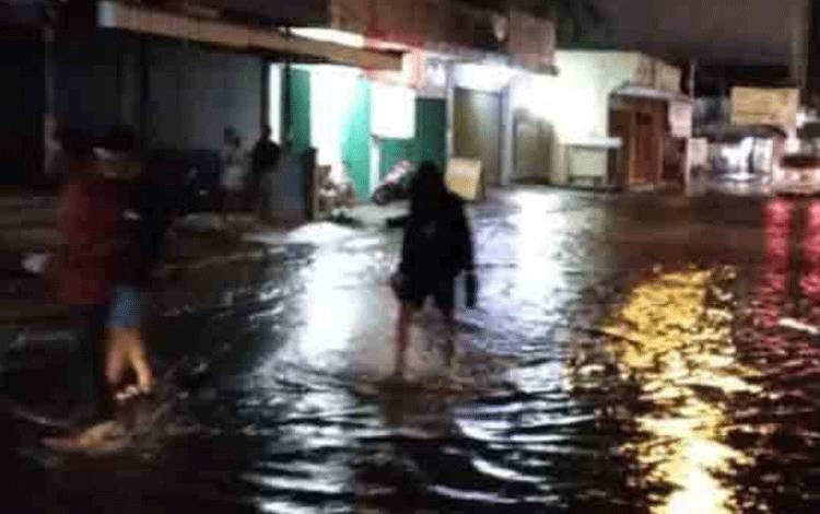 Kondisi banjir rob yang terjadi di wilayah Kecamatan Kumai, Kabupaten Kobar beberapa waktu lalu. BMKG memprediksi adanya fenomena Super Blood Moon yang terjadi 21 Januari 2023 berpotensi menimbulkan kondisi serupa. (FOTO: YUDHA)