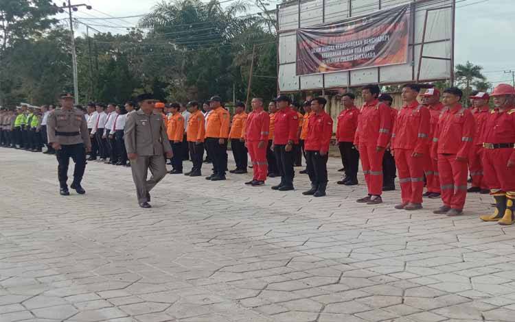Wabup Sukamara, Ahmadi saat melakukan pemeriksaan personil pada apel siapsiaga bencana karhutla yang diikuti BPBD Sukamara. (FOTO:NORHASANAH)