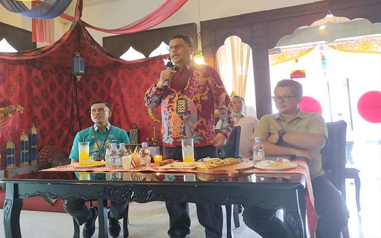 Kepala Perwakilan Bank Indonesia Provinsi Kalimantan Tengah, Yura Djalins (batik merah) dalam pertemuan dengan wartawan kemarin.(FOTO: TESTI PRISCILLA)