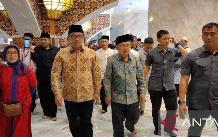 Mantan Ketua Umum Partai Golkar Jusuf Kalla (JK) yang didampingi Gubernur Jawa Barat Ridwan Kamil usai melaksanakan shalat dzuhur di Masjid Agung Al-Jabbar, Gedebage, Kota Bandung, Jawa Barat, Sabtu (21/1/2023). (ANTARA/HO-Staf Jusuf Kalla)
