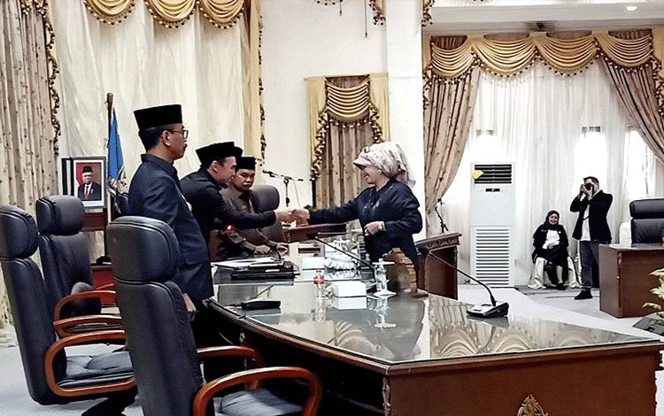 Juru bicara fraksi Gerindra, Hj Sofia saat menyerahkan pemandangan umum fraksi terhadap?Raperda tentang penyelenggaraan ketertiban umum dan ketentraman masyarakat serta perlindungan masyarakat pada rapat paripurna DPRD. (Foto: Dhani)