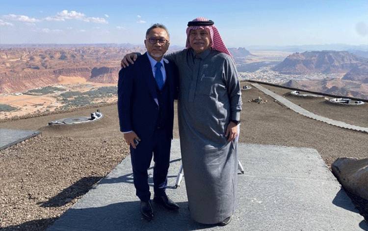 Menteri Perdagangan RI Zulkifli Hasan dan Menteri Perdagangan Arab Saudi Majid Al-Qasabi saat melakukan pertemuan bilateral di Al Ula, Arab Saudi, Minggu (22/1/2023). (ANTARA/Ho/Kementerian Perdagangan)