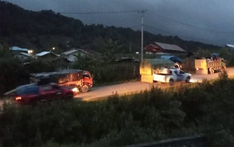 Konvoi kendaraan mengangkut warga Distrik Mapia yang mengungsi ke Nabire, Minggu (22/1/2023) malam. ANTARA/HO-Polres Dogiai