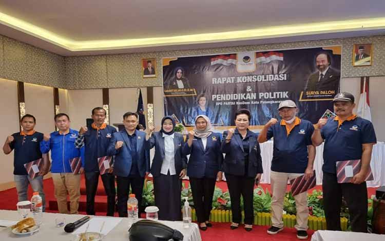 Pengurus DPD Partai Nasdem Kota Palangka Raya foto bersama seusai rapat konsulidasi dan pendidikan politik, Rabu 25 Januari 2023