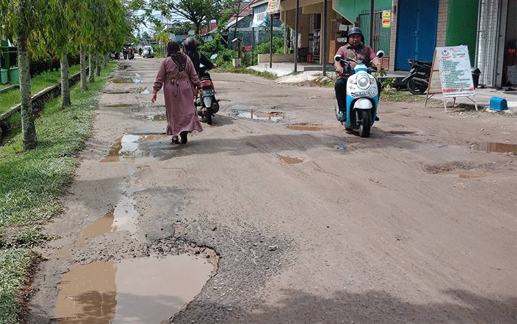 Kondisi Jalan Ki Hajar Dewantara berlubang dan digenangi air, Jumat, 27 Januari 2023. (FOTO: DEWIP)?