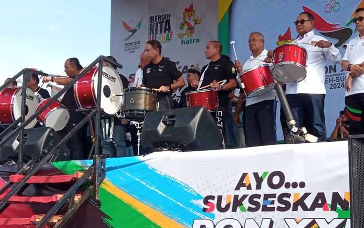 Menpora Zainudin Amali saat melaunching logo,maskot dan tagline PON XIX tahun 2024 di Lapangan Astaka Medn (ANTARA/Juraidi)