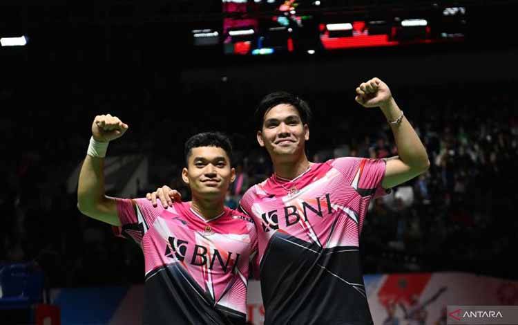 Pebulu tangkis ganda putra Indonesia Leo Rolly Carnando (kiri) dan Daniel Marthin (kanan) berselebrasi usai memenangkan pertandingan melawan pebulu tangkis ganda putra China He Ji Ting dan Zhou Hao Dong pada final turnamen Daihatsu Indonesia Masters 2023 di Istora Gelora Bung Karno, Jakarta, Minggu (29/1/2023). Leo Rolly Carnando dan Daniel Marthin menjadi juara ganda putra Daihatsu Indonesia Masters 2023 usai mengalahkan pebulu tangkis ganda putra China He Ji Ting dan Zhou Hao Dong dengan skor