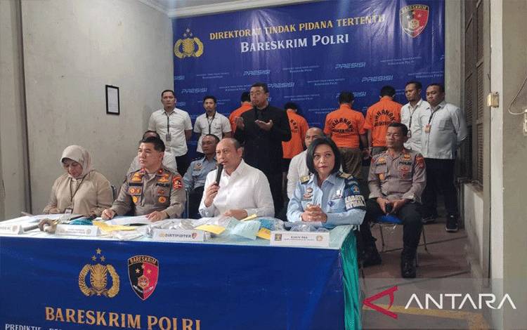 Direktorat Tindak Pidana Tertentu (Dittipidter) Bareskrim Polri merilis penangkapan empat tersangka kasus gagal ginjal, dua di antaranya buronan yang berhasil ditangkap, Senin (30/1/2023). ANTARA/Laily Rahmawaty