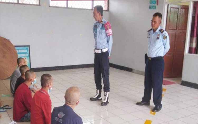 Kepala KPR Rutan Kelas IIB Kuala Kapuas, Hendrik Hariyadi saat berikan nasihat kepada tahanan, Senin, 30 Januari 2023. (FOTO: RUTAN KAPUAS)