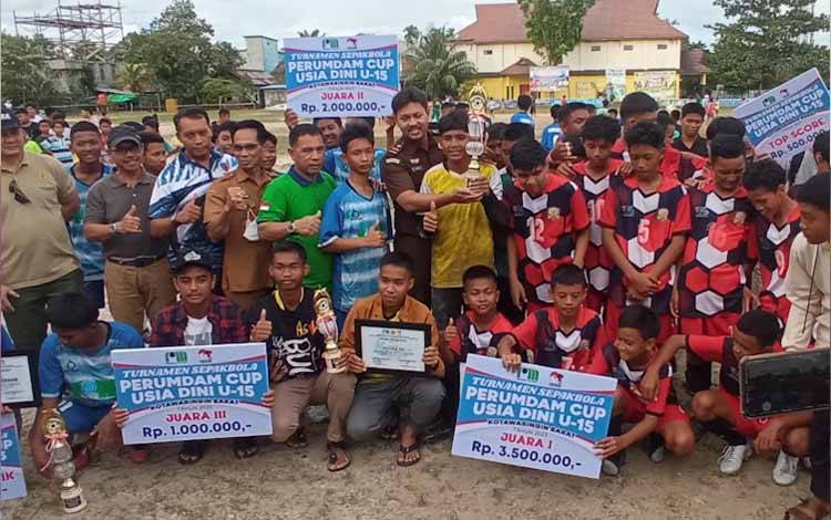 Suasana penutupan Turnamen Sepak Bola Perumdam Tirta Arut U15, di Lapangan Senggora, Kecamatan Kumai, Kabupaten Kobar, Senin, 30 Januari 2023?