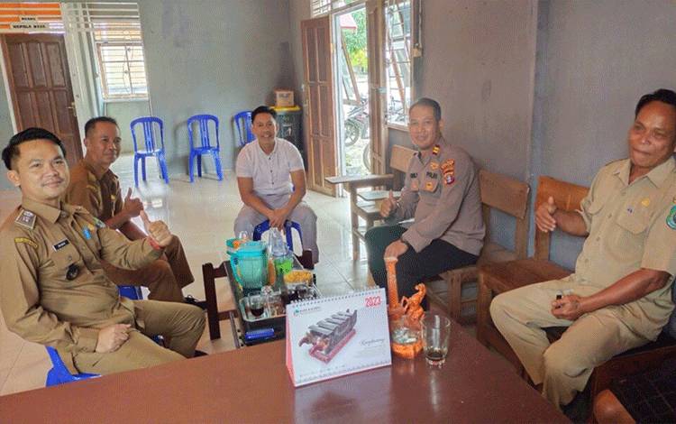 Kapolsek Timpah saat menyambangi kantor Desa Timpah pada Selasa, 31 Januari 2023. (FOTO: IST)