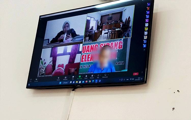 Terdakwa (Kanan Bawah) saat menjalani sidang virtual di Pengadilan Negeri Palangka Raya, selasa 31 Januari 2023 (Foto: Apriando)