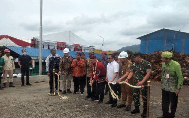 Menteri Koperasi dan UKM Teten Masduki meresmikan Pabrik CPO dan Peletakan Batu Pertama Pembangunan Pabrik Minyak Makan Merah di Desa Tajau Mulya, Kecamatan Batu Ampar, Kabupaten Tanah Laut, Kalimantan Selatan, Selasa (31/1/2023). ANTARA/Arianto