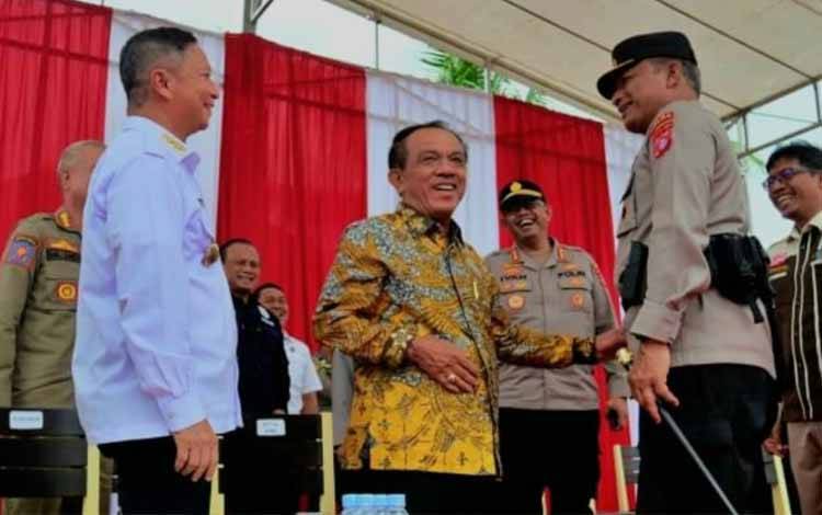 Wakil Ketua I DPRD Kalteng, Abdul Razak (tengah) saat menghadiri kegiatan simulasi pengamanan pemilu tahun 2024 di depan kantor KPU Kalteng, Rabu, 1 Februari 2023. (FOTO: DPRD KALTENG)
