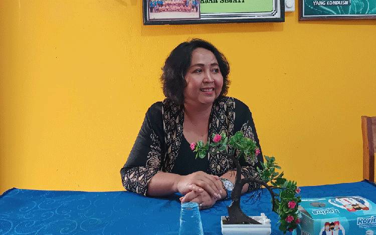Ketua Komisi III DPRD Gunung Mas Iceu Purnamasari saat berkunjung ke SDN 1 Sepang Simin, Rabu,?1 Februari 2023. (FOTO: RISKA YULYANA)