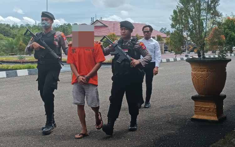 Pelaku pencabulan anak di bawah umur di Kecamatan Kahayan Hulu Utara saat berada di mapolres Gunung Mas, Rabu, 1 Februari 2023(FOTO: RISKA YULYANA)