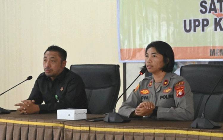 Ketua Pelaksana Saber Pungli Kabupaten Lamandau, Kompol Novalina Tarihoran (kanan) memimpin rakor penyusunan program kerja TA 2023, Kamis, 2 Februari 2023. (FOTO : HENDI NURFALAH/H)