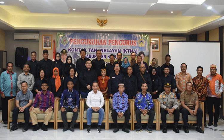 Bupati Kapuas, Ben Brahim S Bahat bersama para pengurus KTNA Kapuas masa bakti 2022-2026 yang baru dikukuhkan, baru-baru ini. (FOTO: IST)