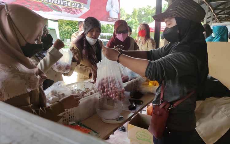 Kegiatan jual beli di pasar penyeimbang Dinas Ketahanan Pangan Kalteng. (FOTO: HERMAWAN)