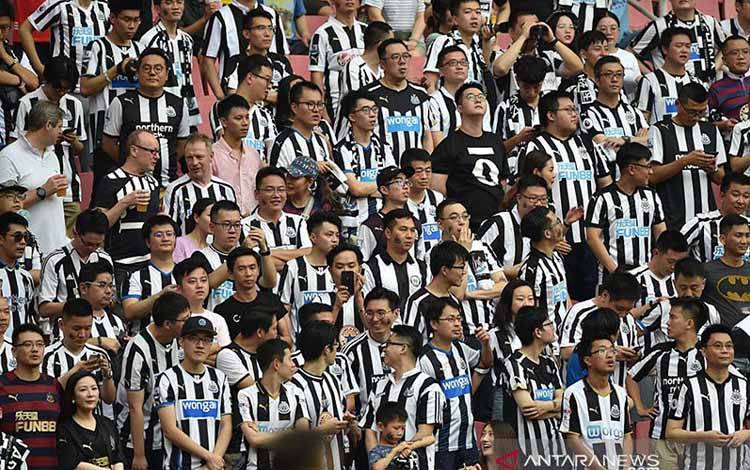 Arsip - Para pendukung Newcastle United dalam sebuah pertandingan pemanasan di Hongkou Stadium di Shanghai (20/7/2019). ANTARA/AFP/Hector Retamal/aa.
