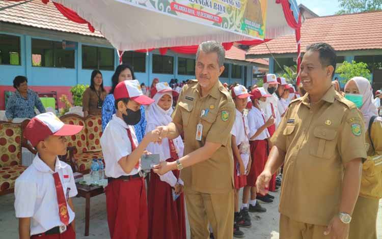 Penyerahan beasiswa PIP tahun 2022 di Palangka Raya. (FOTO: HENDRI)