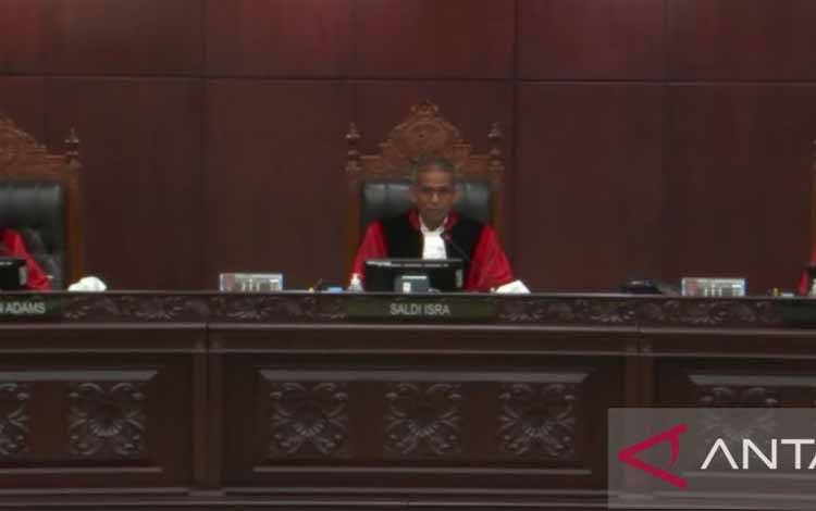 Hakim MK Saldi Isra memimpin Perkara Nomor 12/PUU-XXI/2023 di Gedung MK, Jakarta, Senin, (6/2/2023). (ANTARA/Muhammad Zulfikar)