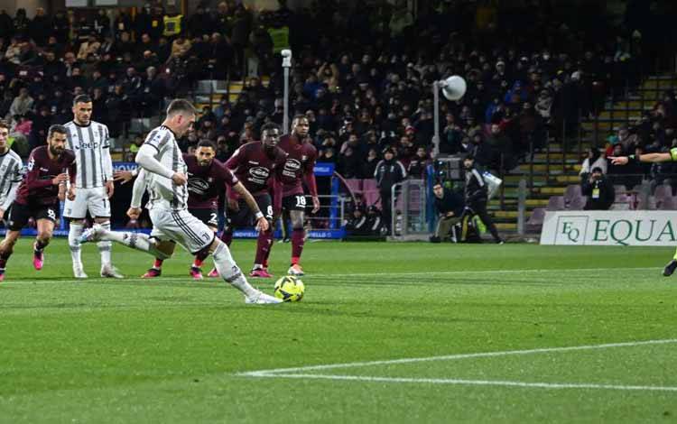 Penyerang Juventus Dusan Vlahovic mengeksekusi penalti pada pertandingan Liga Italia melawan Salernitana yang dimainkan di Stadion Areci, Salermo, Selasa (7/2/2023). (ANTARA/(AFP/ANDREAS SOLARO)