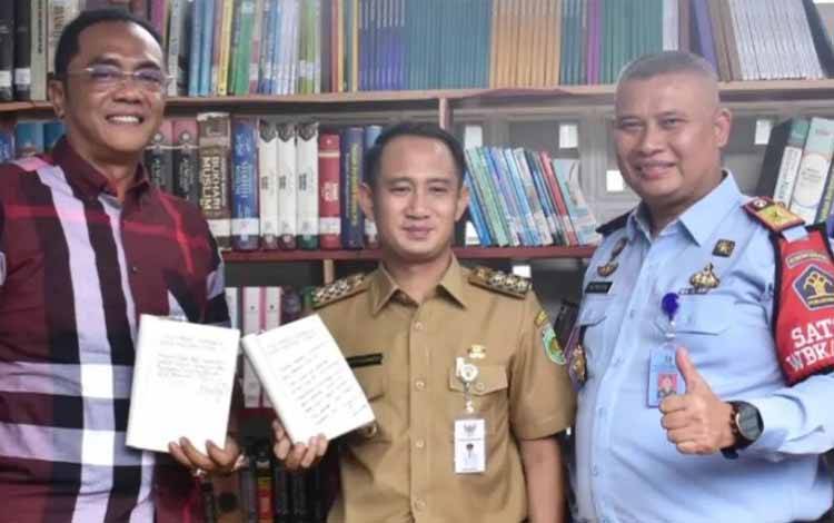 Ketua DPRD Kota Palangka Raya, Sigit K Yunianto (kiri) ikut penandatanganan kerja sama sekolah teologia di Rutan Kelas IIA. (FOTO: HUMAS PEMKO)