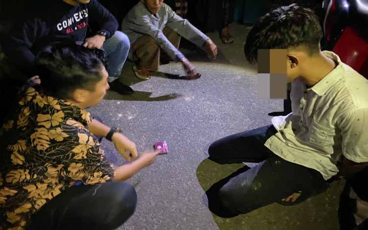 Pelaku pengedar narkoba yang diduga anak dari salah satu kepala dinas saat diringkus aparat kepolisian. (FOTO:IST)