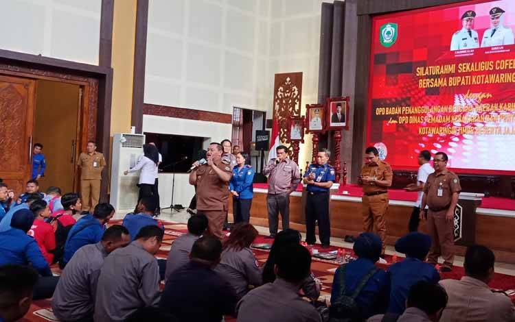 Bupati Kotawaringin Timur (Kotim) Halikinnor bersilaturrahmi dan berdialog bersama dinas pemadam kebakaran dan penyelamatan (Disdamkar Mat) dan badan penanggulangan bencana daerah (BPBD) Kotim di Rumah Jabatan Bupati, Senin, 13 Februari 2023. (FOTO: DEWIP)?