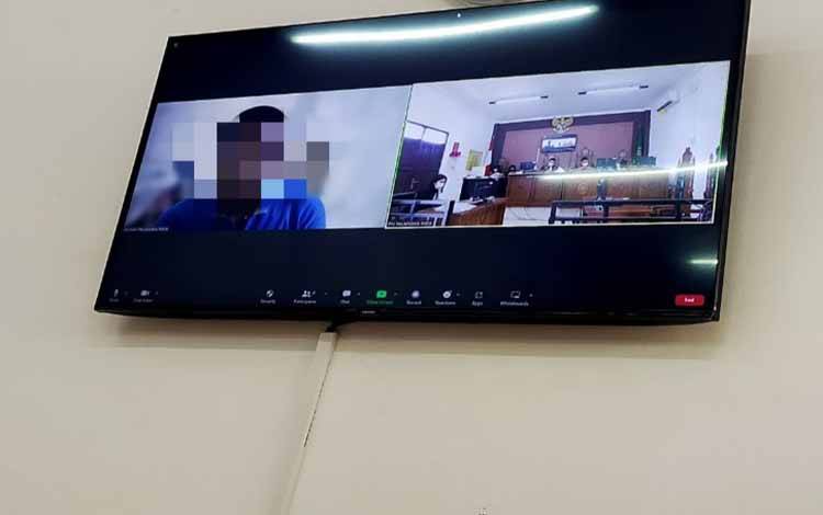Terdakwa saat menjalani sidang virtual di Pengadilan Negeri Palangka Raya (Foto: Apriando)