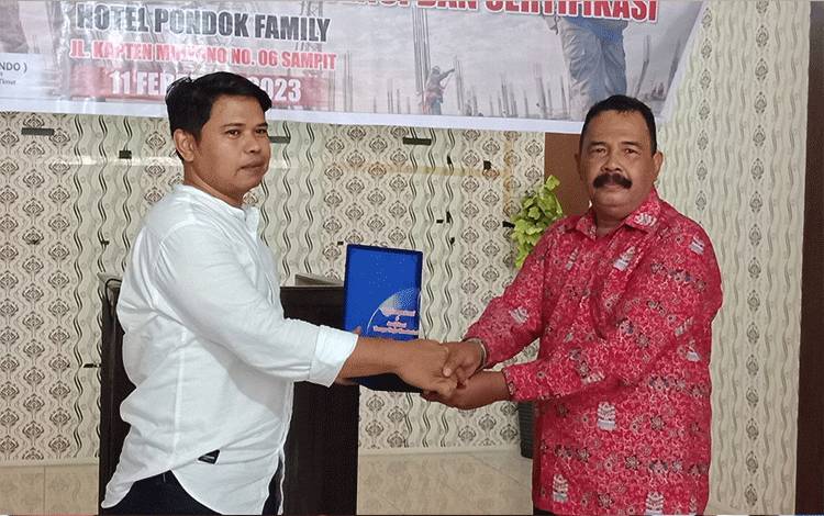 Ketua Dewan Pimpinan Cabang (DPC) perkumpulan tenaga ahli profesional Indonesia (Pertapin) Kabupaten Kotawaringin Timur (Kotim) Rudi Irwandi bersama Kadisnakertrans?Fuad Sidiq. (FOTO: DEWIP)?