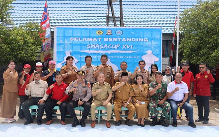 Kapolres Kapuas, AKBP Qori Wicaksono bersama Bupati Kapuas saat hadiri pembukaan Smasa Cup di SMAN 1 Kuala Kapuas. (FOTO: IST)