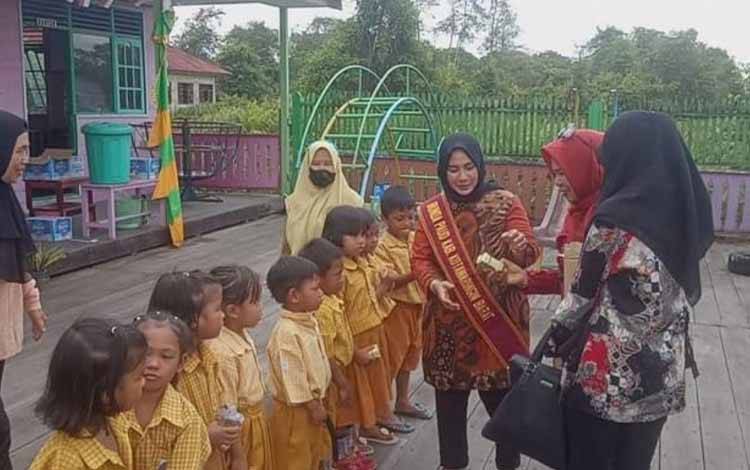 Bunda PAUD Kobar, Ny Noor Hermiyanti Anang Dirjo saat mengunjungi dan bertemu pelajar TK dan PAUD di Kobar. (FOTO: DANANG)