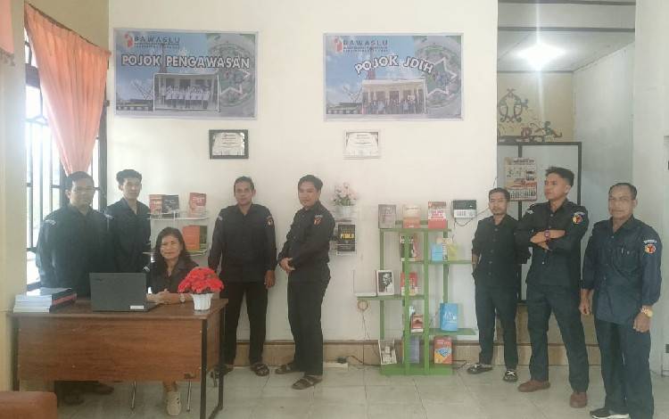 Bawaslu Gunung Mas membuka pojok pengawasan dan pojok Jaringan Dokumentasi dan Informasi Hukum (JDIH) di kantor Bawaslu setempat. (FOTO: BAWASLU GUMAS)