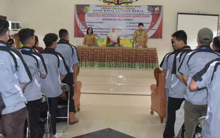 Pembukaan pelatihan kerja sebagai upaya Pemko Palangka Raya mengurangi pengangguran. (FOTO: HUMAS)