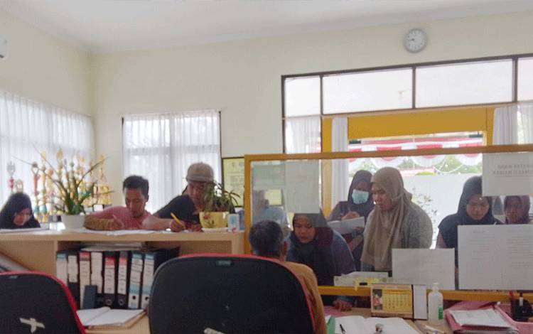 Pelayanan untuk pengurusan BPJS Kesehatan di Kantor Kecamatan Pahandut, Palangka Raya, Rabu, 22 Februari 2023. (FOTO: BERLIANTO untuk BN)