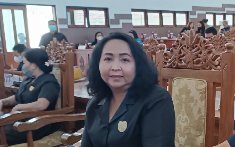 Ketua Komisi III DPRD Gununung Mas Iceu Purnamasari saat mengikuti rapat paripurna. (FOTO: RISKA YULYANA)?