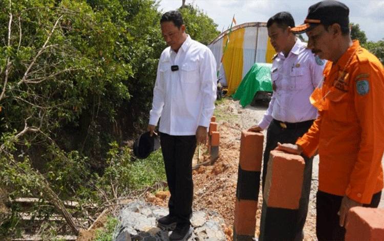 Sebelum diresmikan, Bupati Lamandau Hendra Lesmana memeriksa pengerjaan proyek pembangunan jembatan Sei Guci. (FOTO : HENDI NURFALAH)